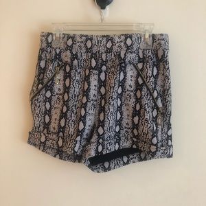 Super high-waisted shorts
